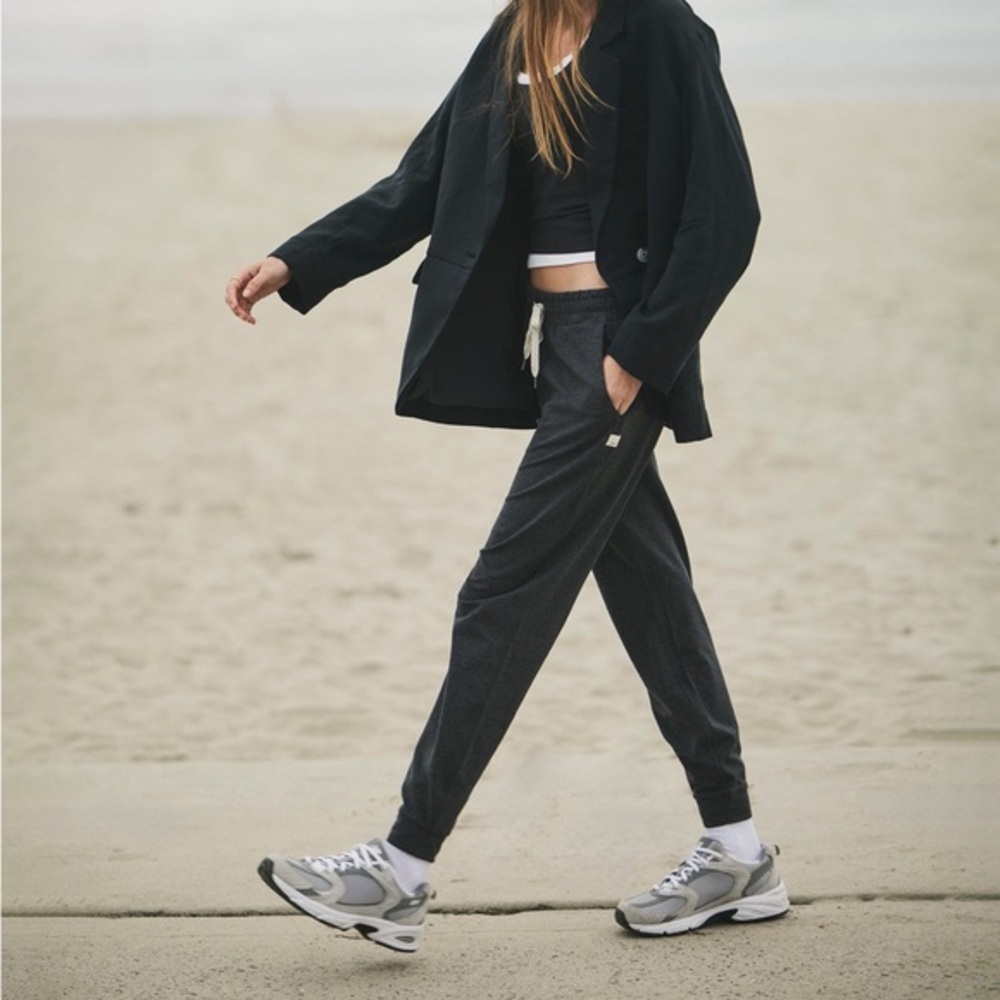 Vuori Performance Jogger in Charcoal Heather